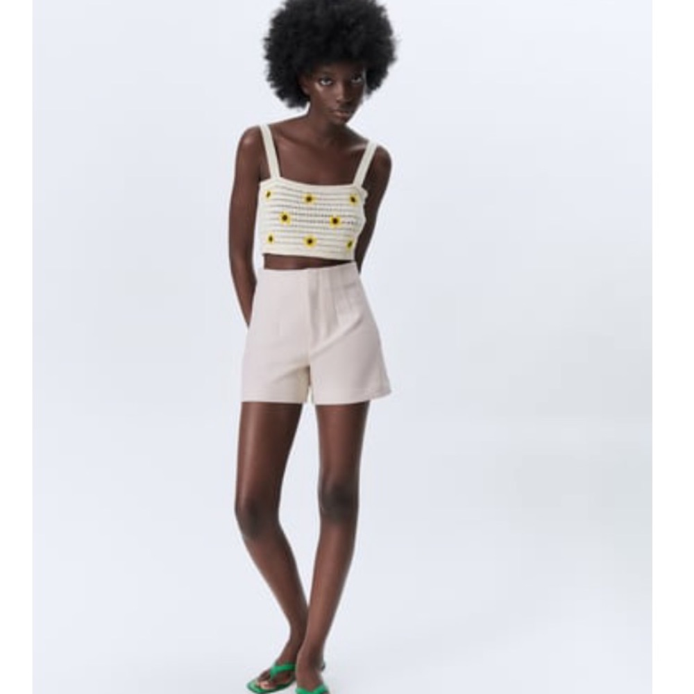 Zara NWOT high waisted ecru shorts. Size 24